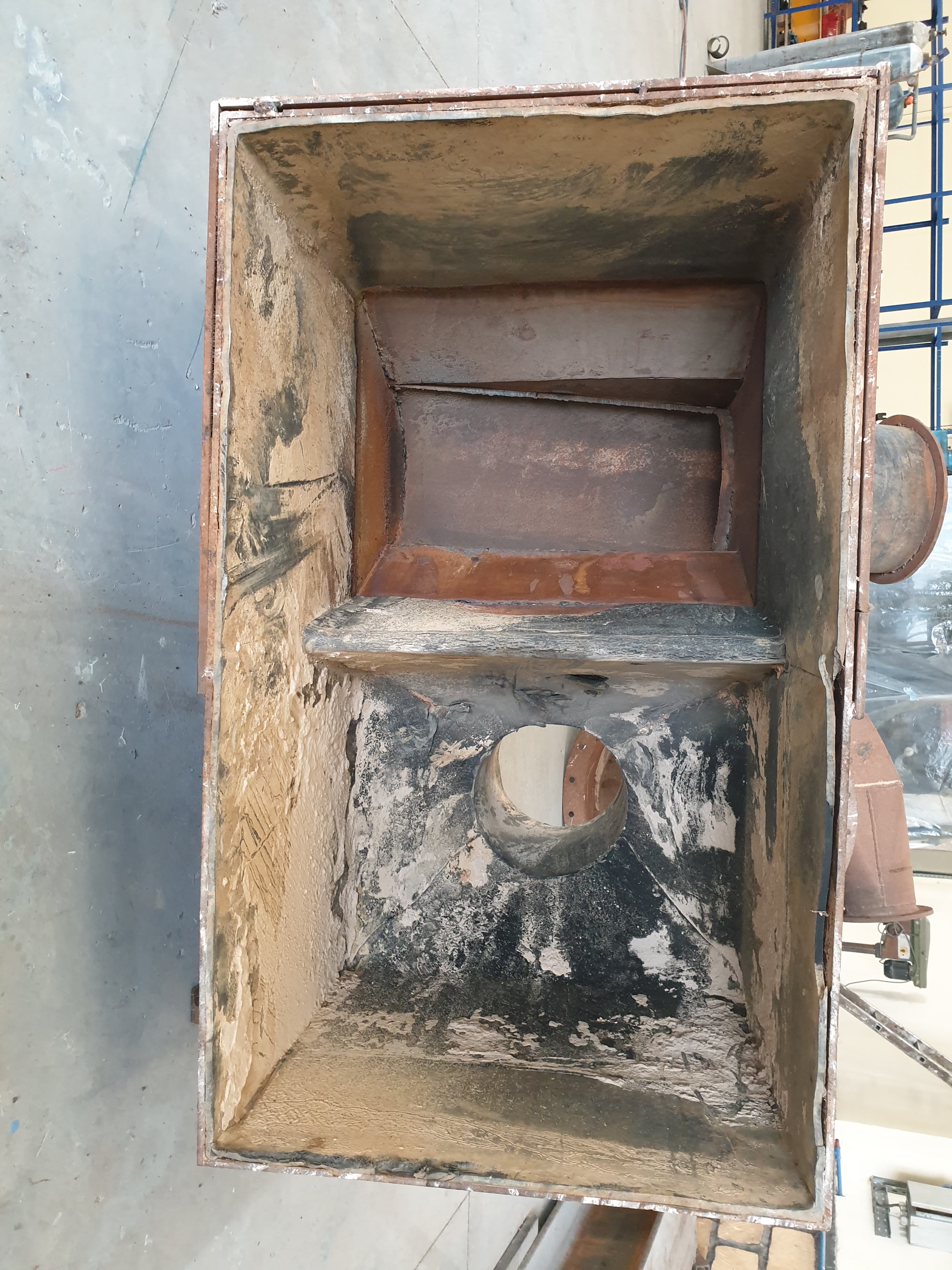 Protection d'une goulotte contre l'abrasion - avant