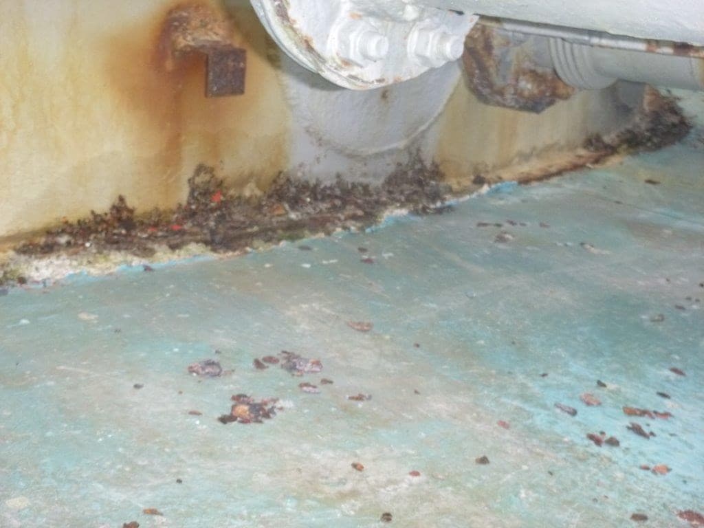 Protection pied d'un bac contre la corrosion - avant